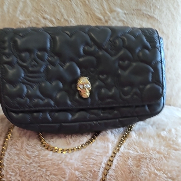 NWOT Betsey Johnson Black and Gold Quilted Clutch with Chain - Picture 9 of 9